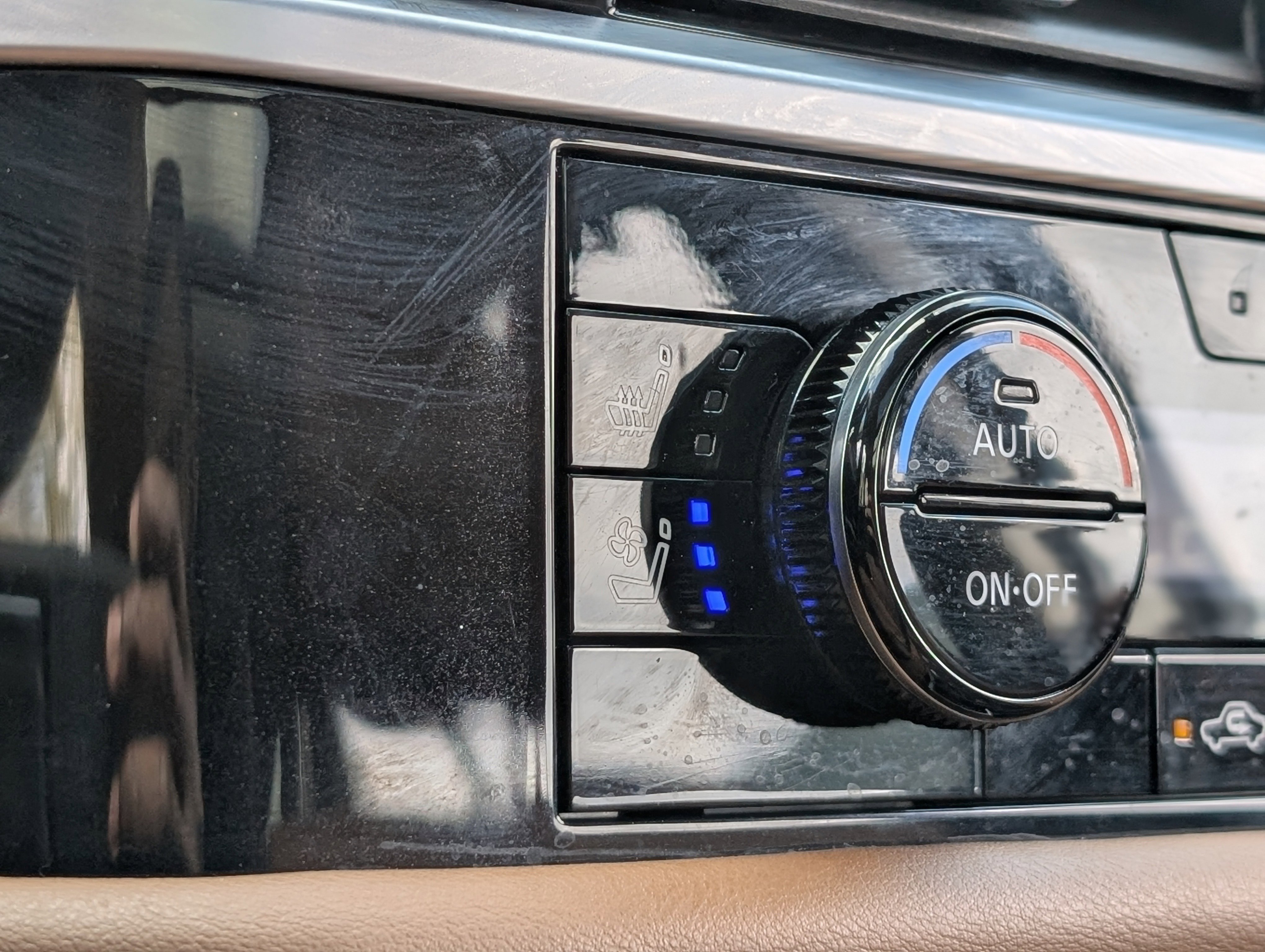 Used 2024 Nissan Pathfinder Platinum w/ Cargo Package image 38