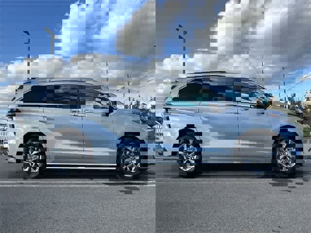 Used 2025 Toyota Sienna XLE image 3