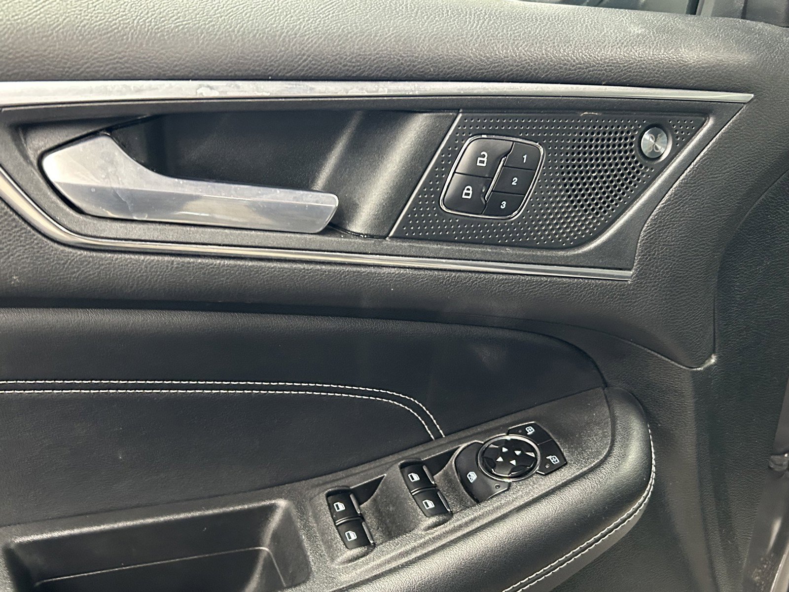 Used 2022 Ford Edge Titanium image 10