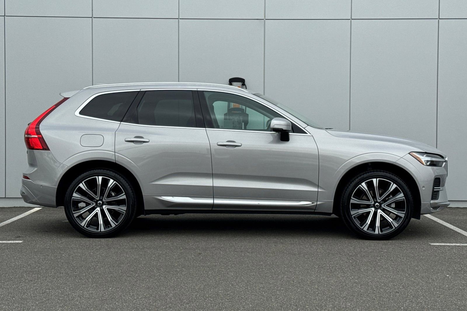 Used 2023 Volvo XC60 B5 Ultimate w/ Protection Package Premier FWD image 6