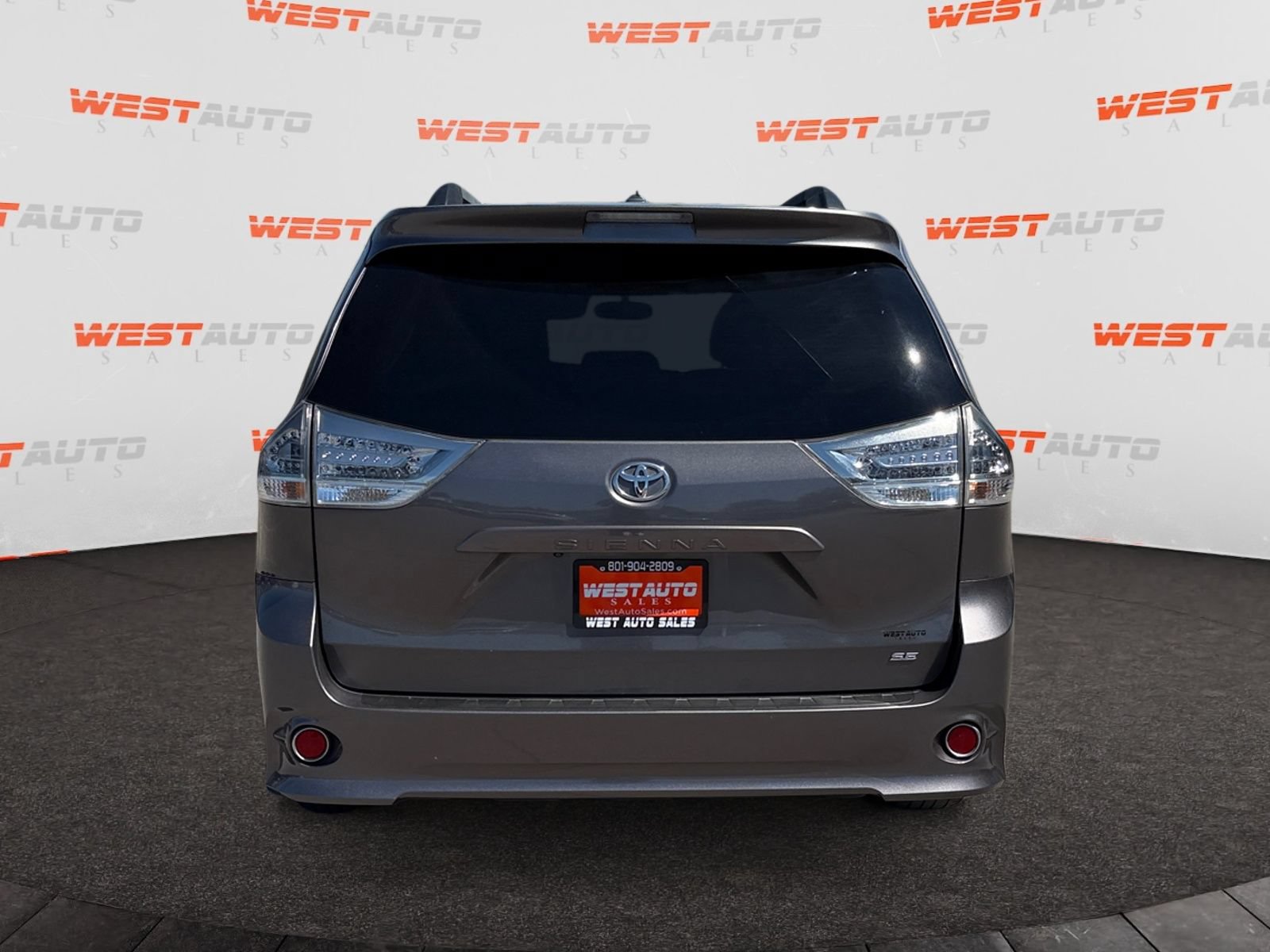 Used 2017 Toyota Sienna SE w/ SE Preferred Package FWD image 4