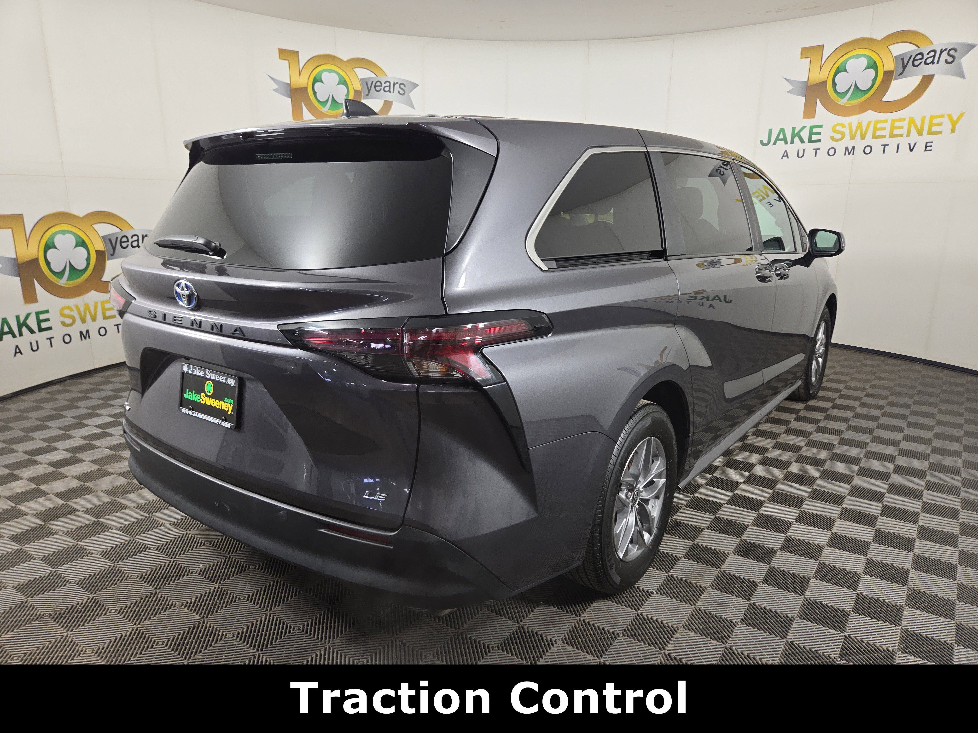 Used 2025 Toyota Sienna LE image 9