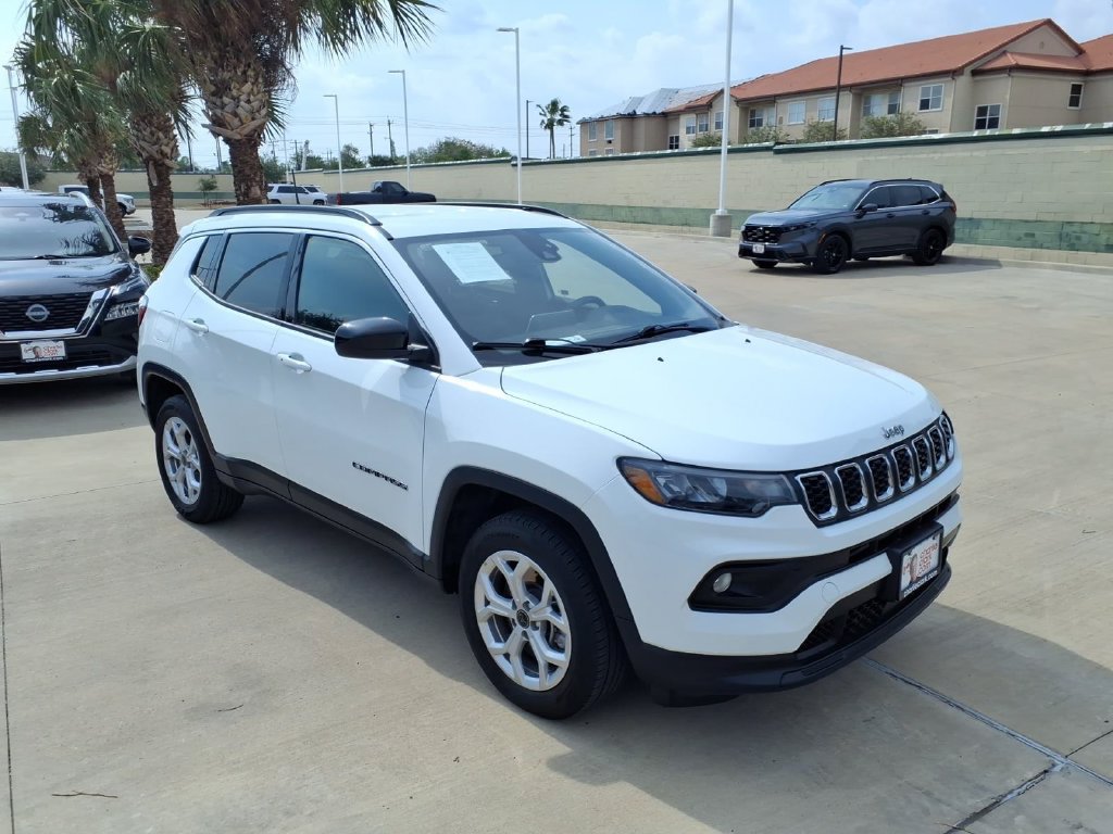 Used 2025 Jeep Compass Latitude AWD/4WD image 7