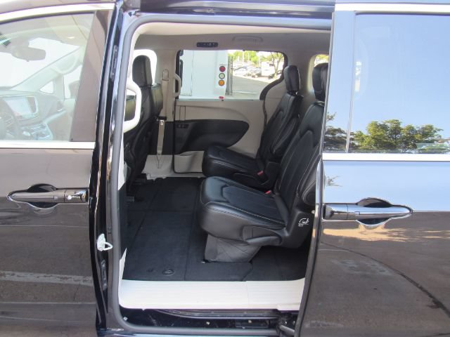 Used 2024 Chrysler Pacifica Touring-L FWD image 18