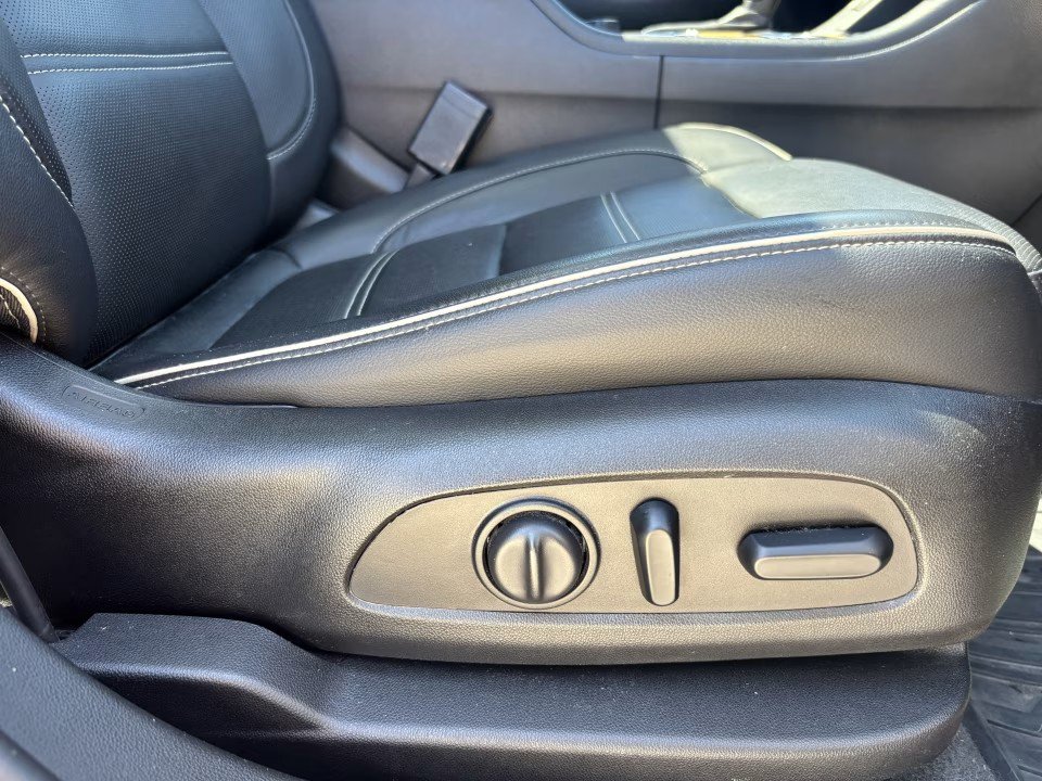 Used 2018 GMC Acadia Denali w/ Technology Package FWD image 17
