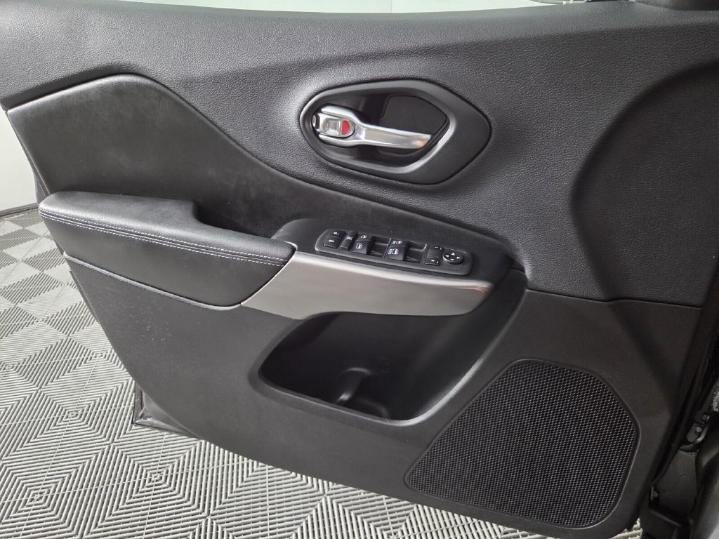 Used 2019 Jeep Cherokee Latitude Plus FWD image 20