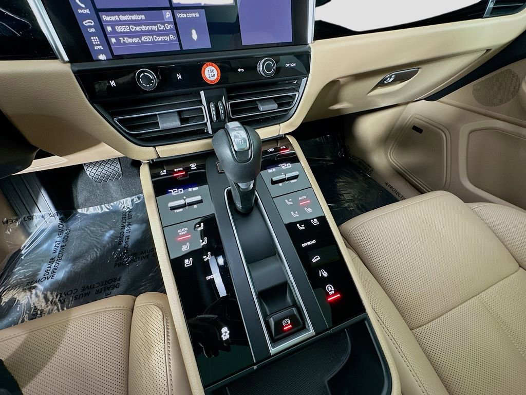 Certified 2025 Porsche Macan image 18