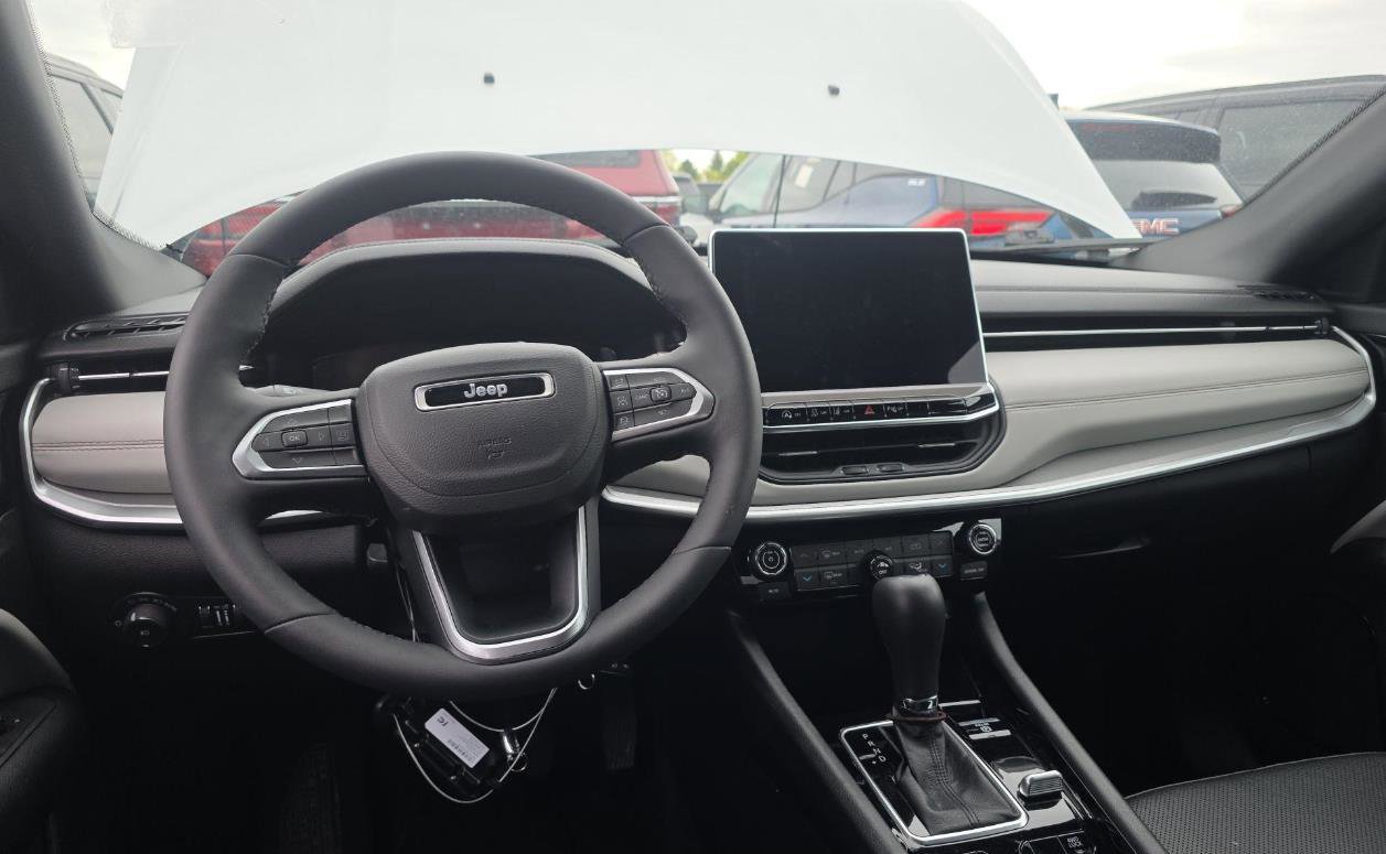 Used 2025 Jeep Compass Limited w/ Elite Group AWD/4WD image 6