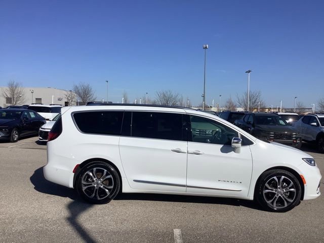 Used 2024 Chrysler Pacifica Pinnacle image 7