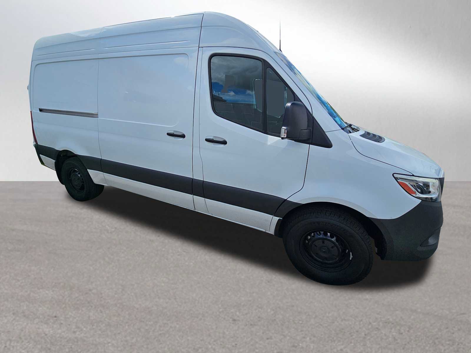 Used 2025 Mercedes-Benz Sprinter 2500 image 2