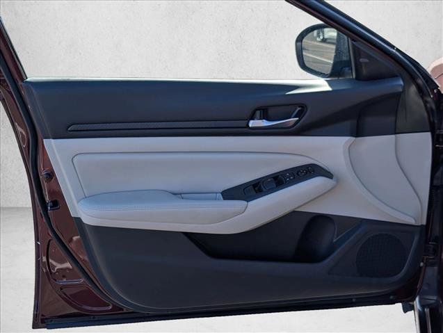 Used 2025 Nissan Altima 2.5 SV FWD image 10