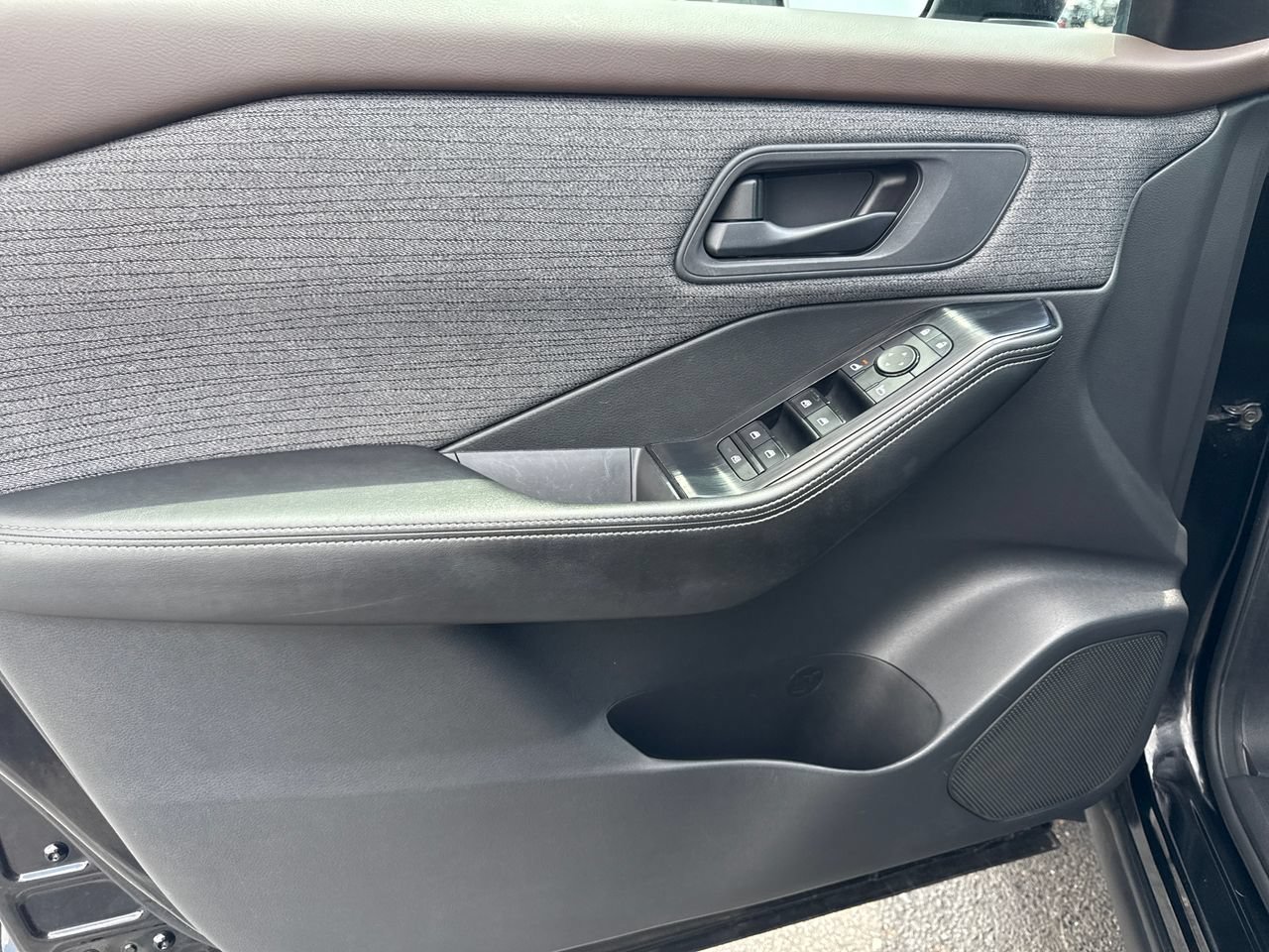 Used 2022 Nissan Rogue S FWD image 15