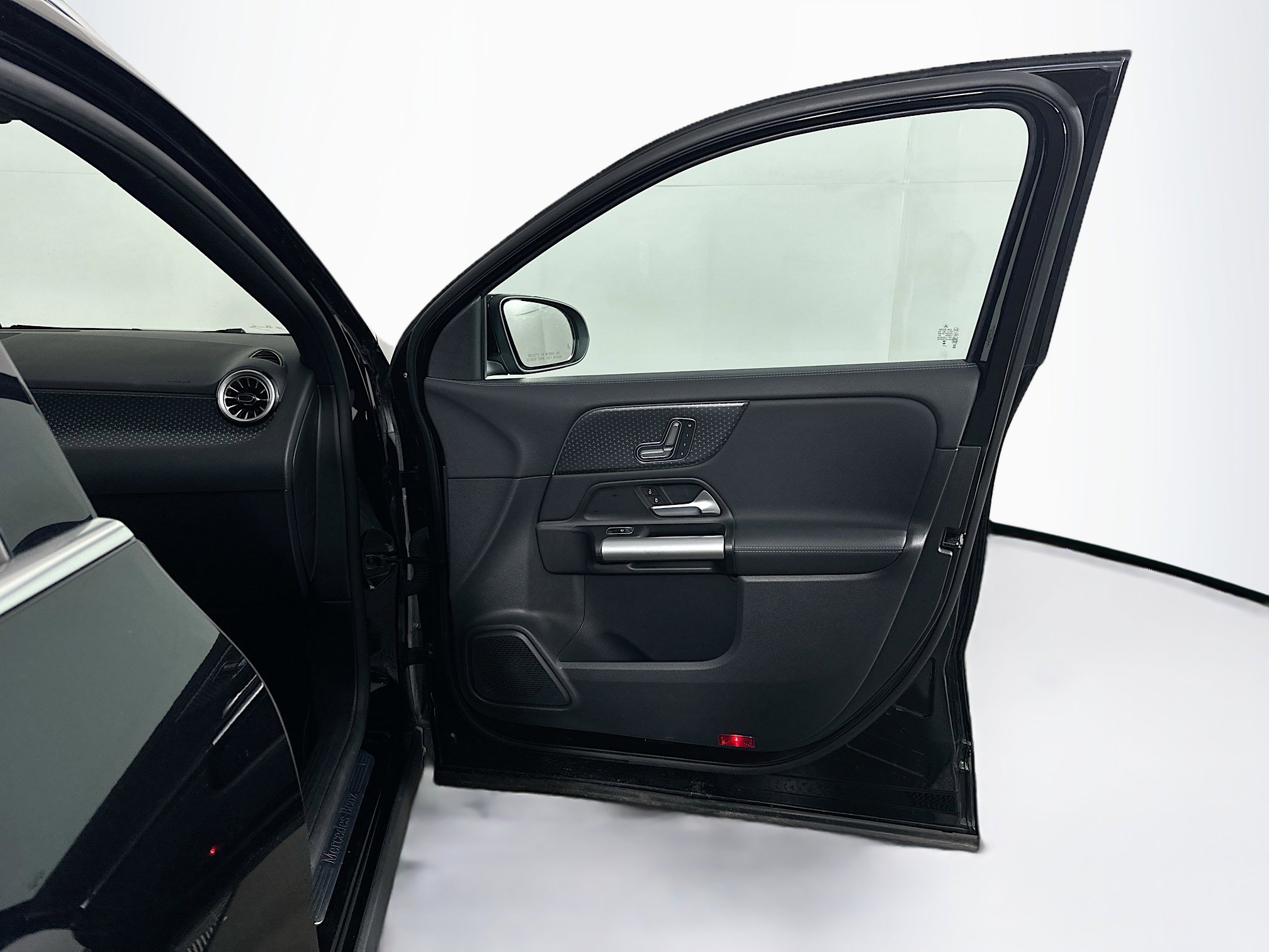 Used 2025 Mercedes-Benz GLA 250 4MATIC image 31