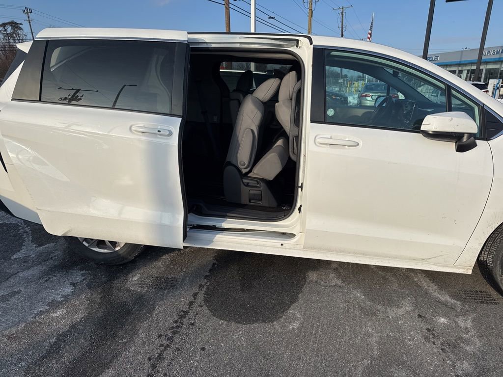 Used 2024 Toyota Sienna LE image 3