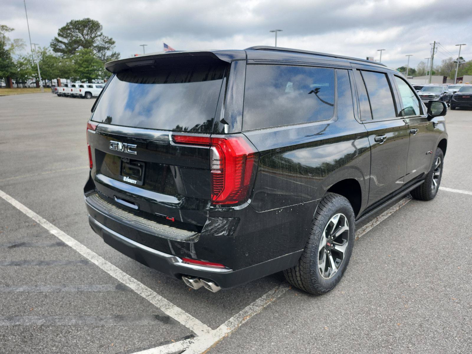 New 2026 GMC Yukon XL AT4 w/ AT4 Premium Plus Package AWD/4WD image 3