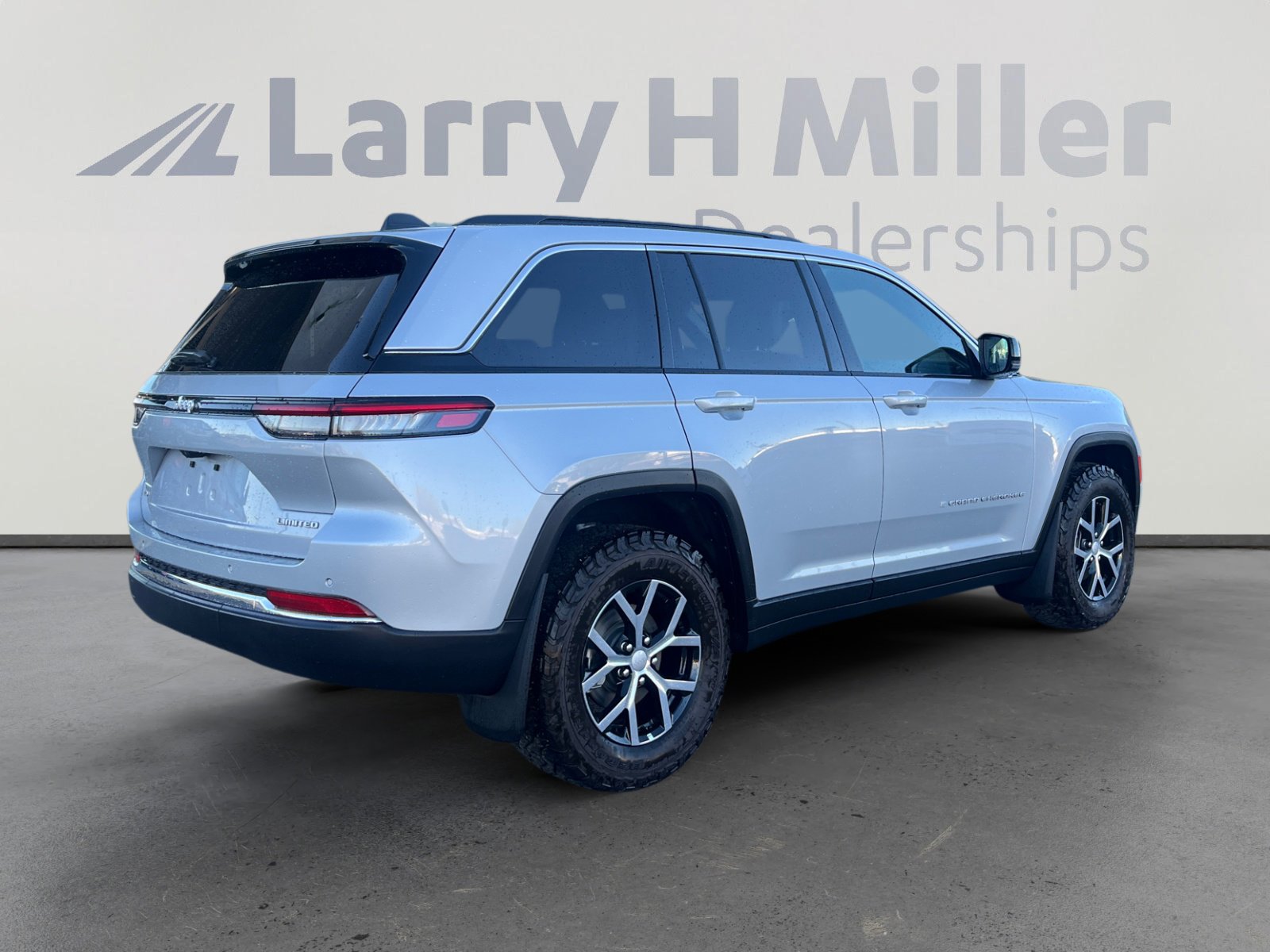 Used 2025 Jeep Grand Cherokee Limited w/ Trailer Tow Package image 5