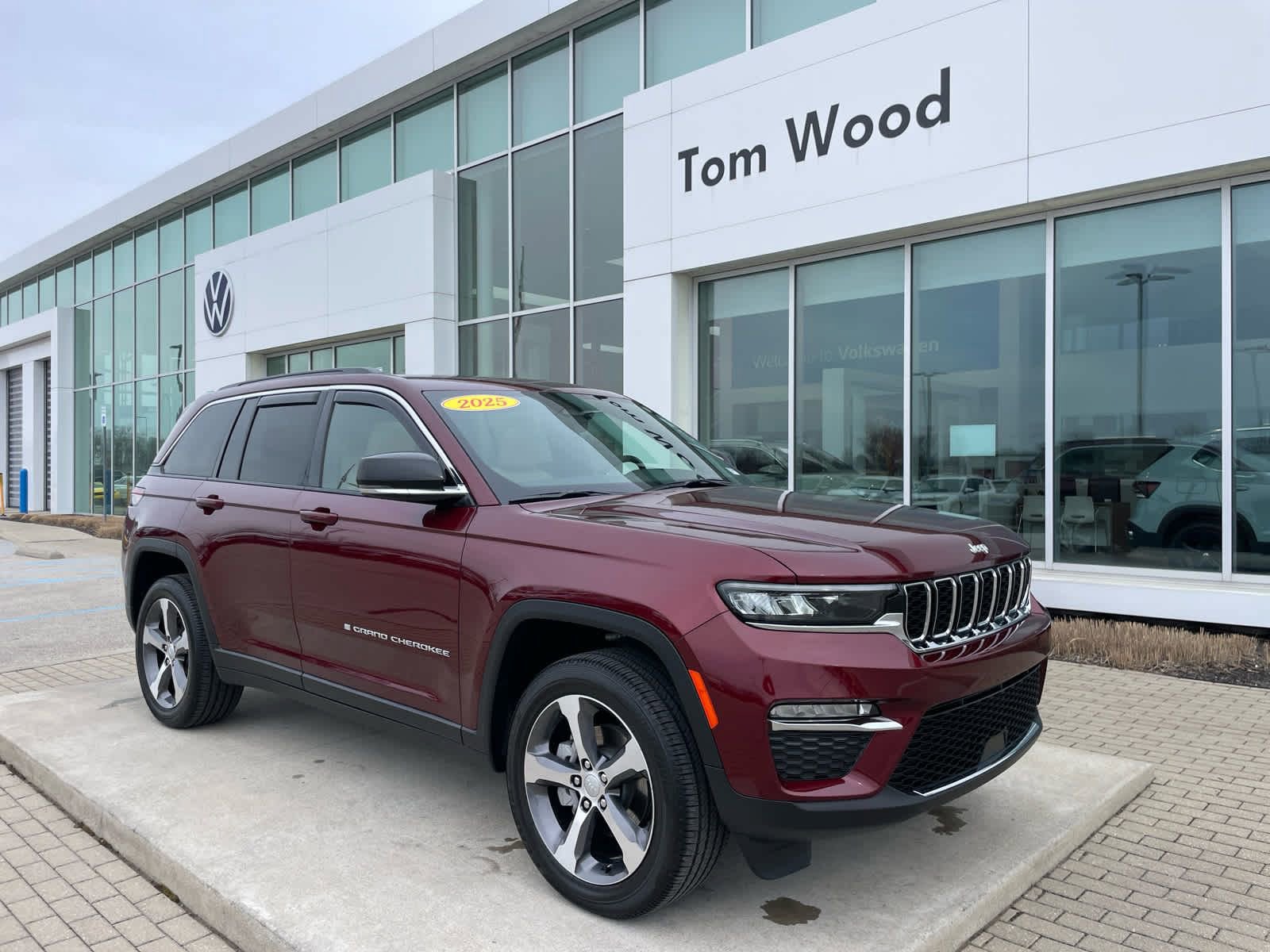 Used 2025 Jeep Grand Cherokee Limited w/ Trailer Tow Package AWD/4WD image 3