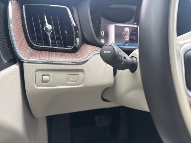 Used 2022 Volvo XC60 B5 Momentum w/ Climate Package image 23