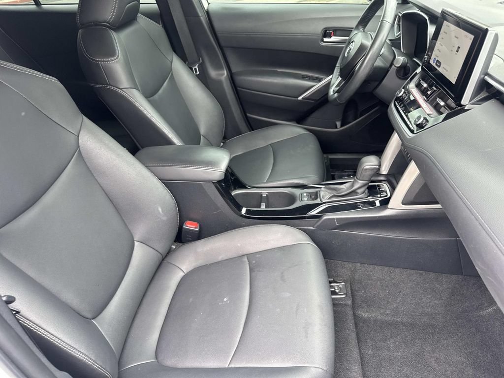 Used 2024 Toyota Corolla Cross XLE w/ Convenience Package FWD image 25