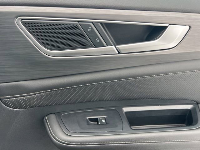 Used 2025 Volkswagen Atlas Cross Sport SE image 32