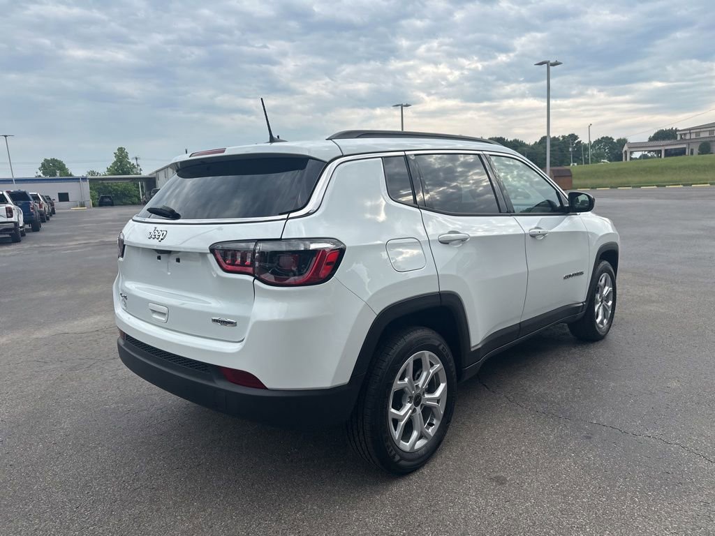 Used 2025 Jeep Compass Latitude AWD/4WD image 2