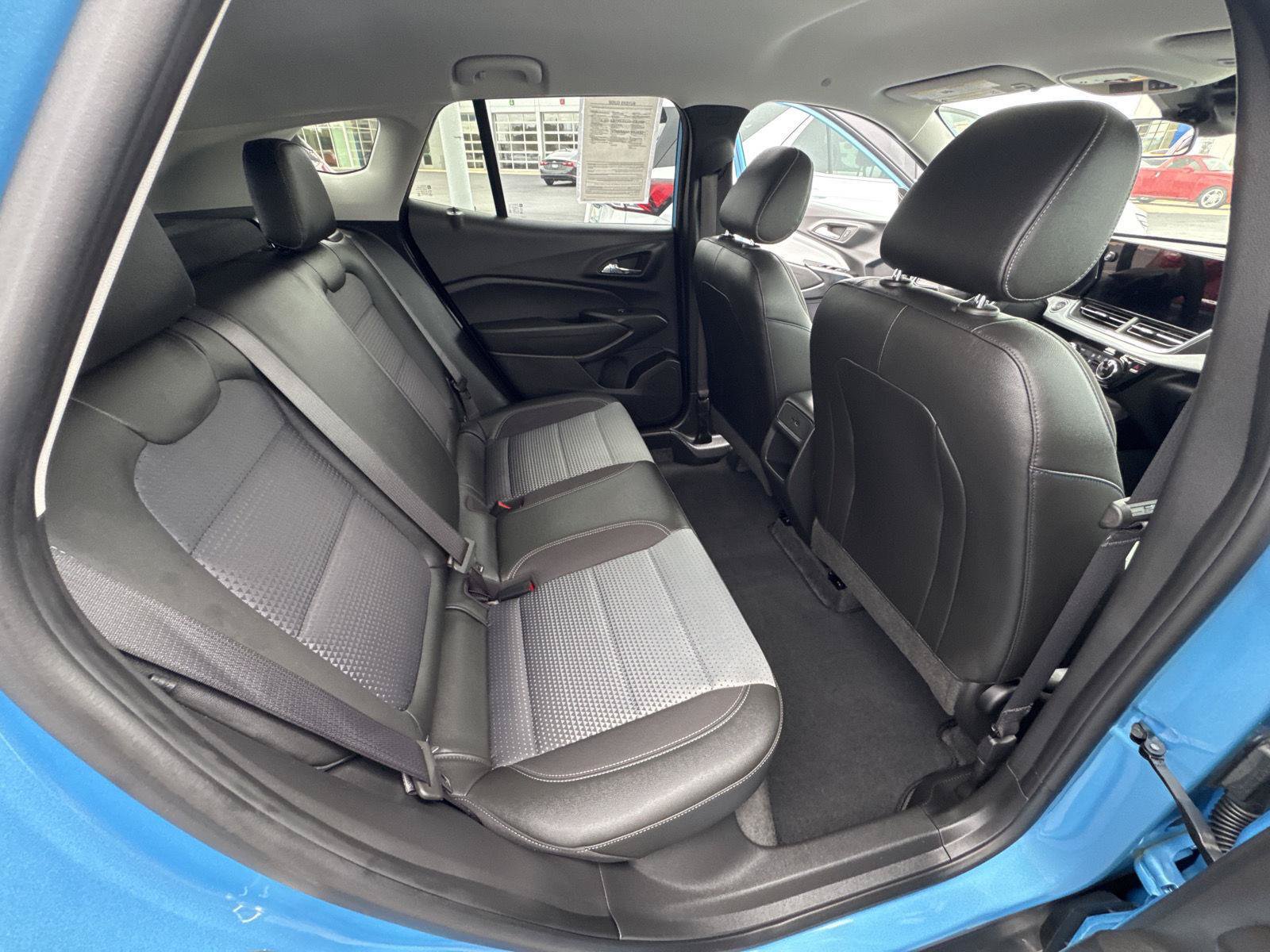Used 2025 Chevrolet Trax LT FWD image 13