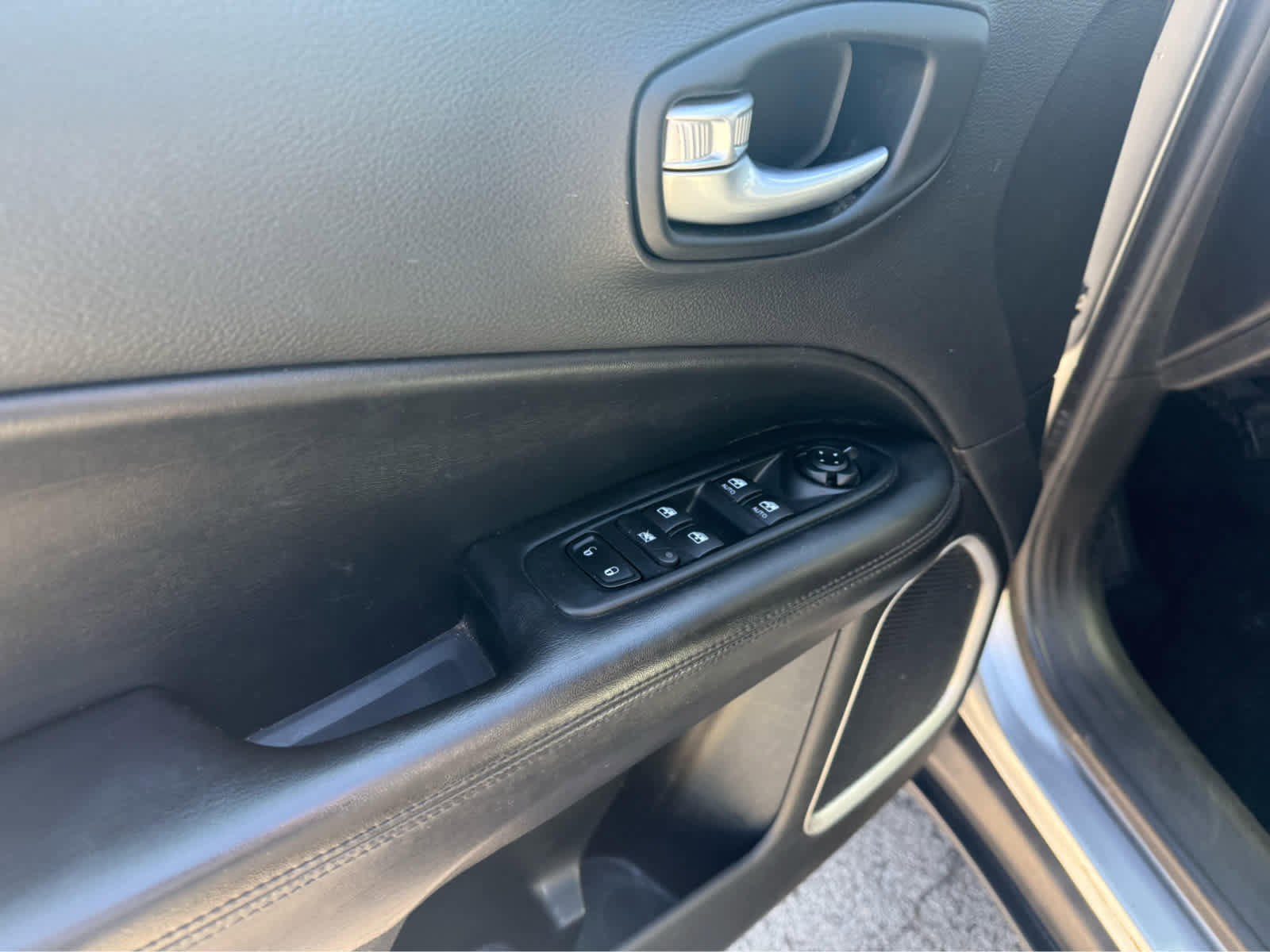 Used 2018 Jeep Compass Latitude AWD/4WD image 7
