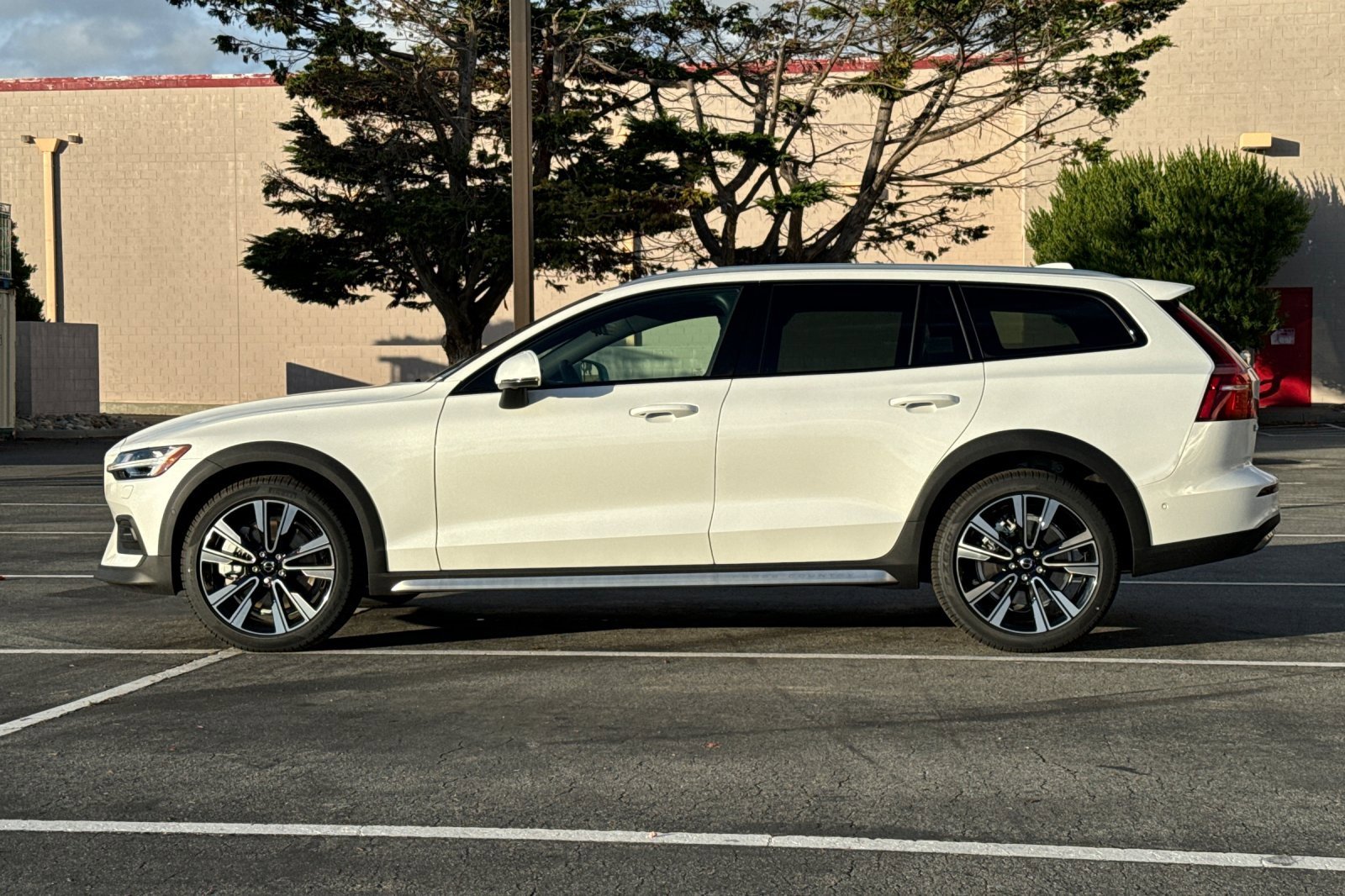 New 2026 Volvo V60 B5 Cross Country Ultra w/ Protection Package Premier image 2