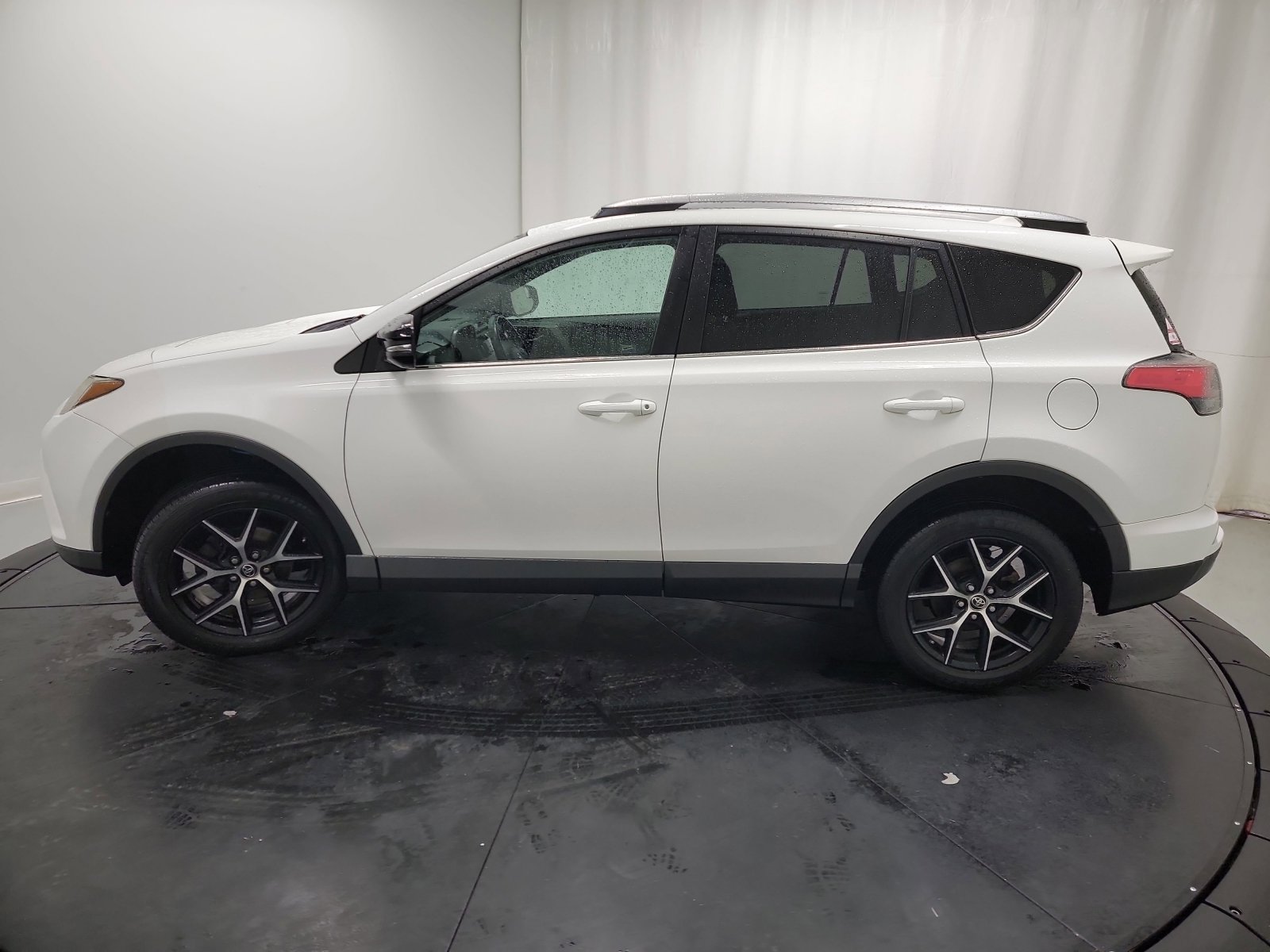 Used 2017 Toyota RAV4 SE image 4