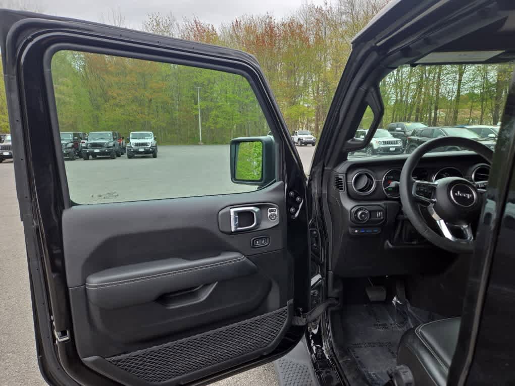 Used 2023 Jeep Wrangler Unlimited Sahara w/ Cold Weather Group AWD/4WD image 15