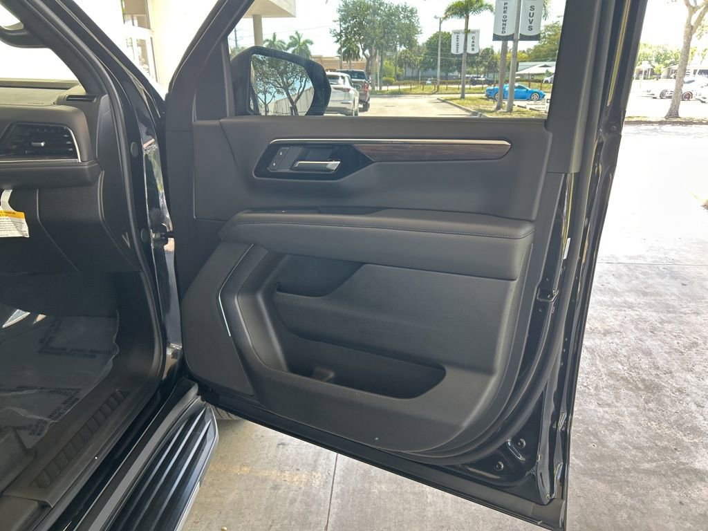 Used 2025 Chevrolet Suburban LS RWD image 25