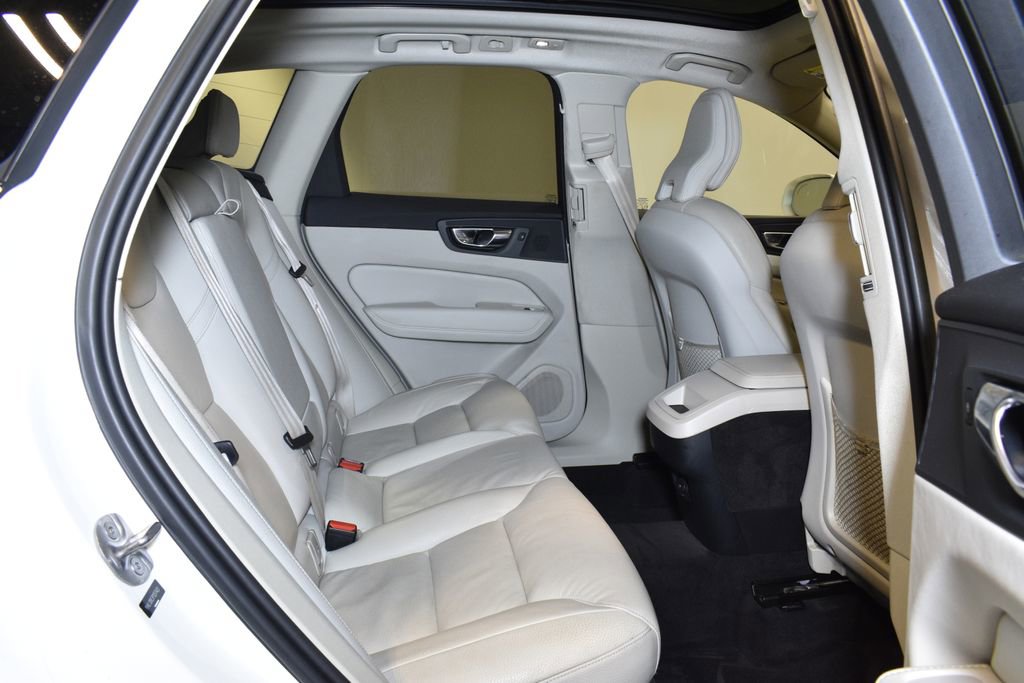 Used 2023 Volvo XC60 B5 Plus image 29