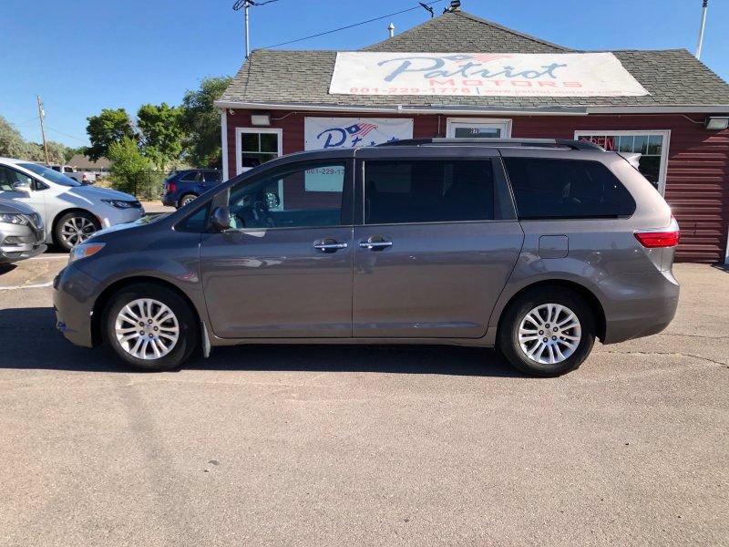 Used 2015 Toyota Sienna XLE FWD image 2