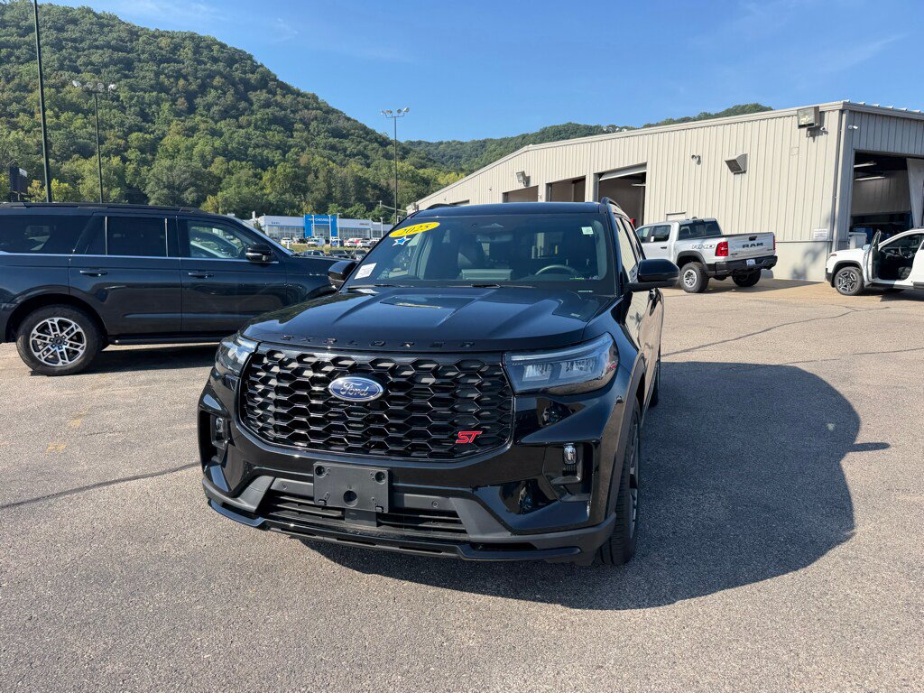 Used 2025 Ford Explorer ST w/ Sun And Sound Package AWD/4WD image 2