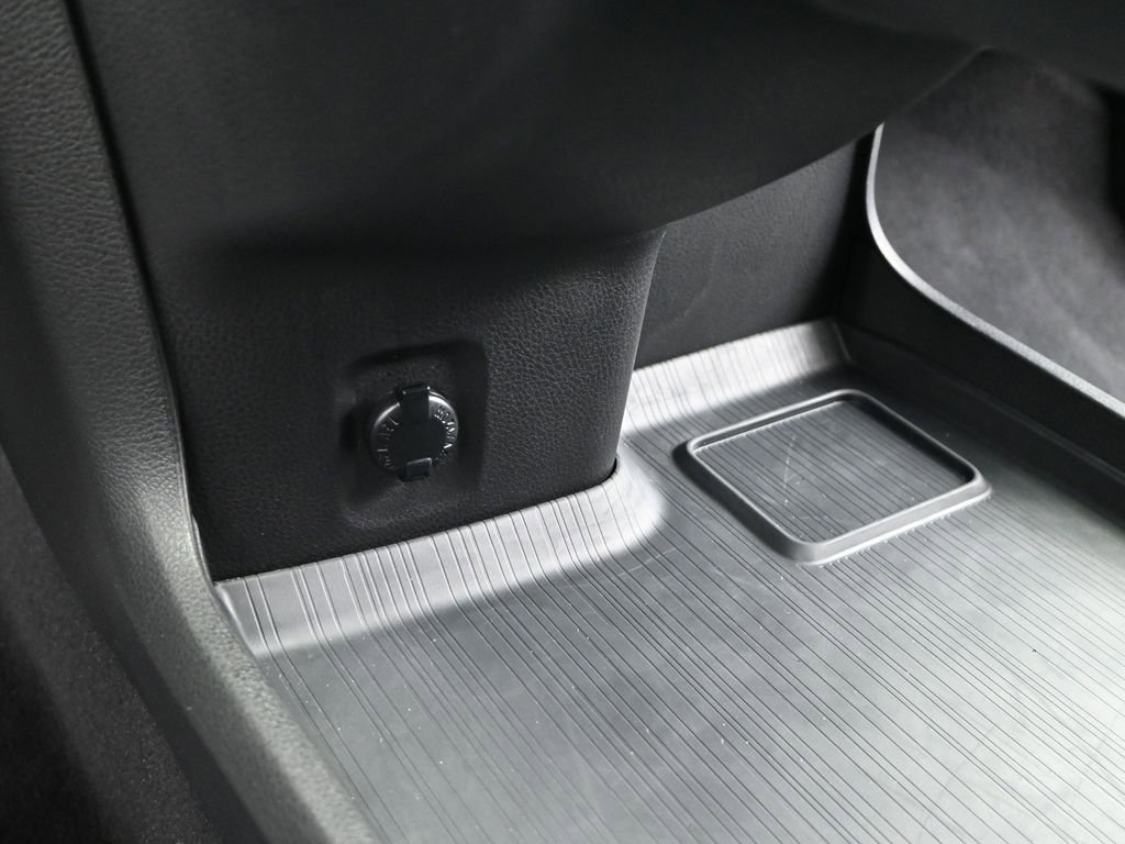 Used 2025 Toyota Sienna XLE image 25