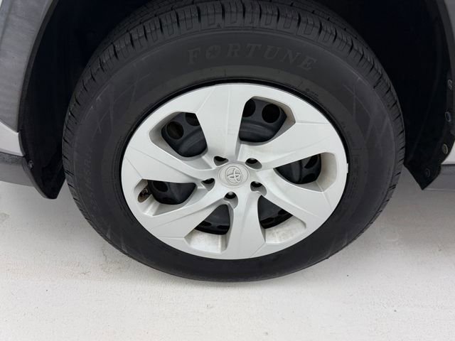 Used 2020 Toyota RAV4 LE FWD image 7