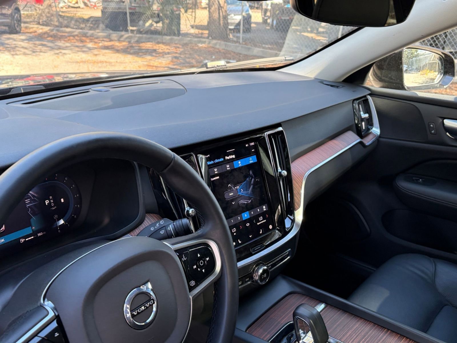 Used 2025 Volvo V60 B5 Cross Country Plus image 38