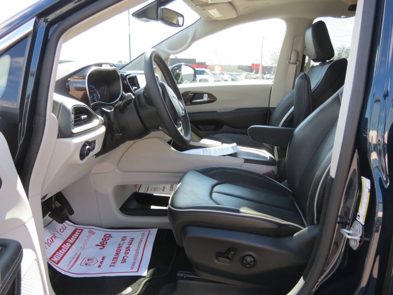 Used 2024 Chrysler Pacifica Limited w/ Trailer Tow Group FWD image 10