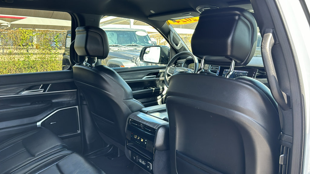 Used 2024 Jeep Wagoneer L Series II RWD image 23