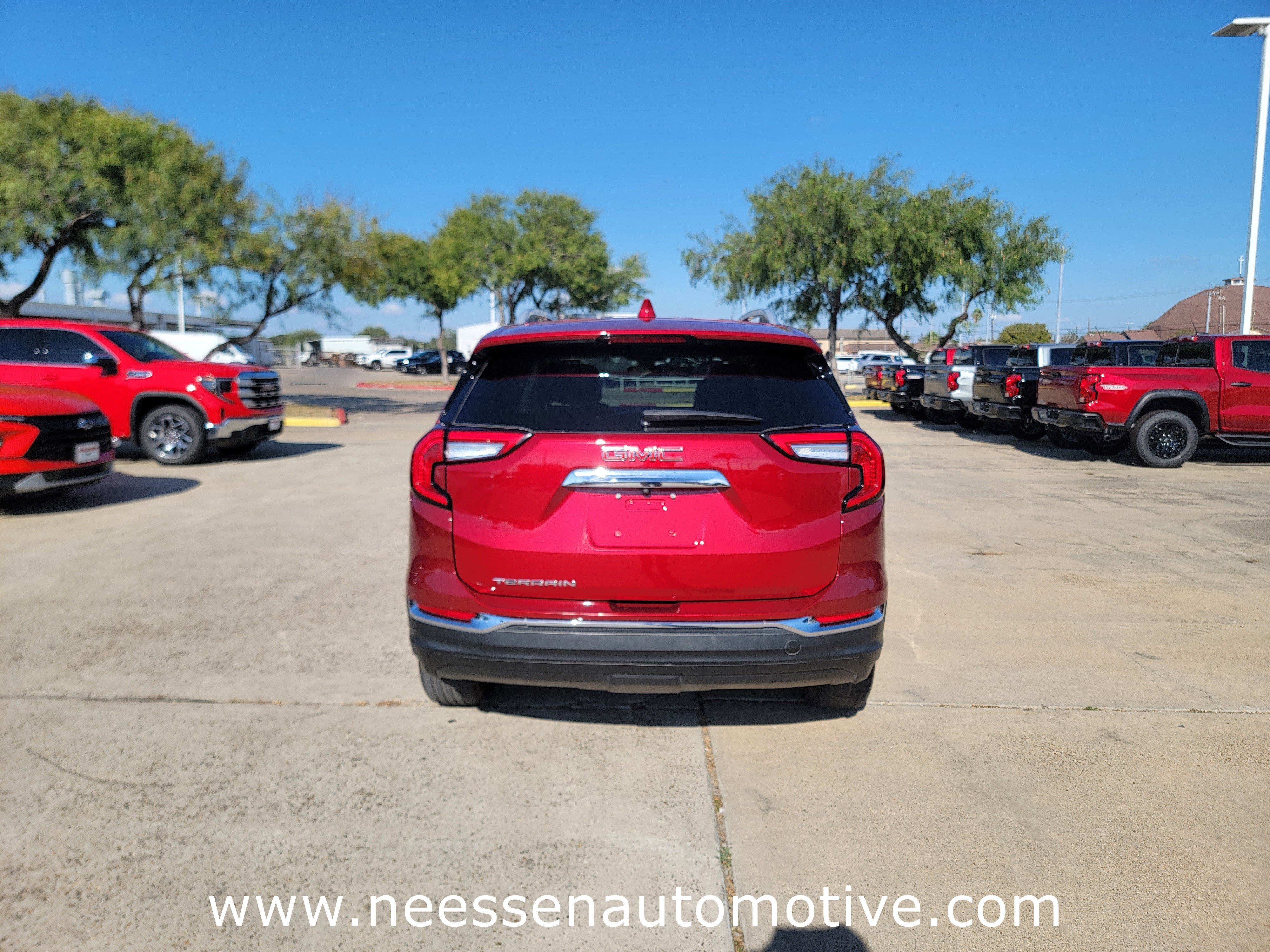 Used 2024 GMC Terrain SLT w/ Infotainment Package II image 6