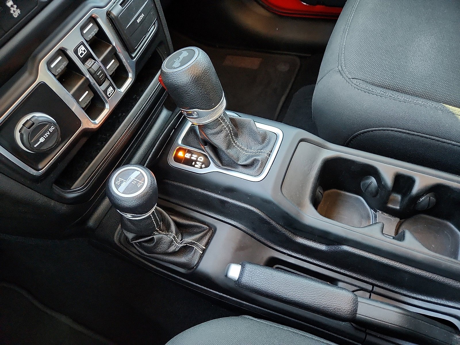 Used 2020 Jeep Wrangler Unlimited Sahara image 25