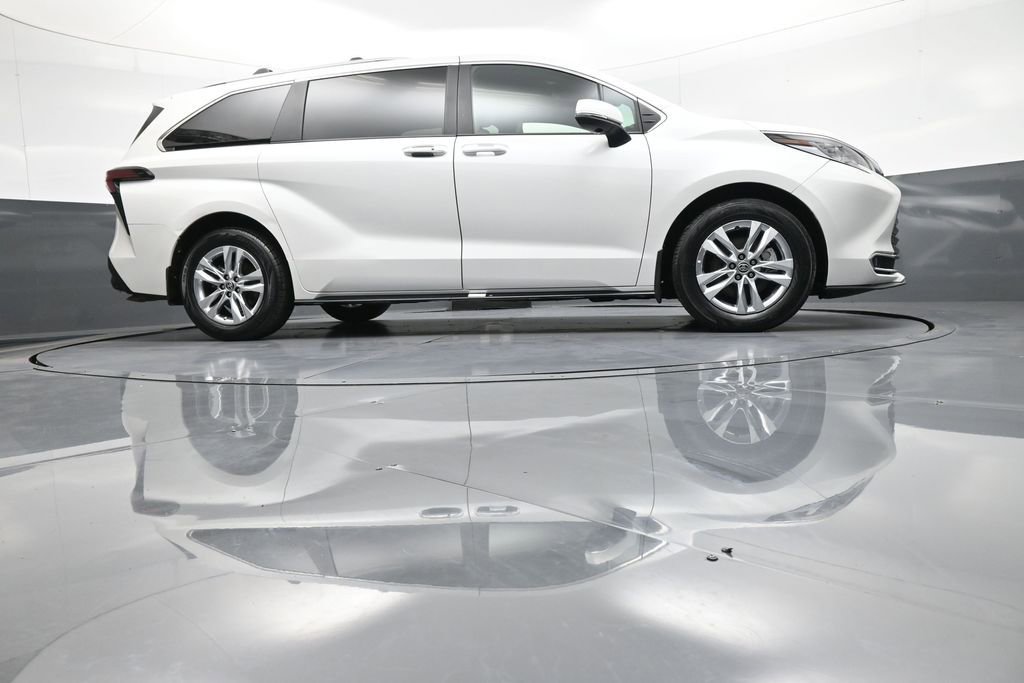 Certified 2025 Toyota Sienna Limited image 31