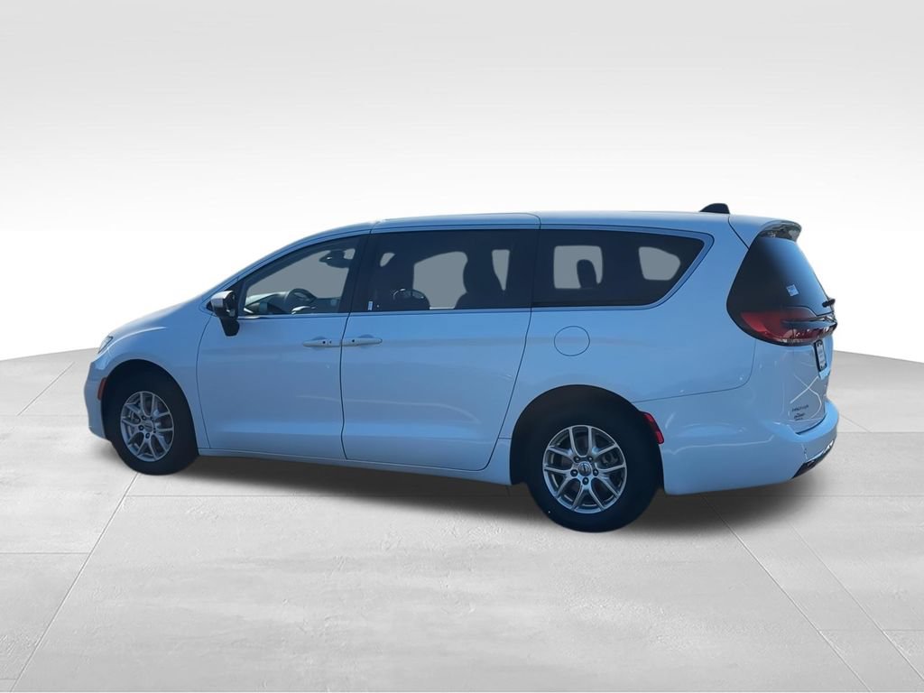 Used 2023 Chrysler Pacifica Touring FWD image 6
