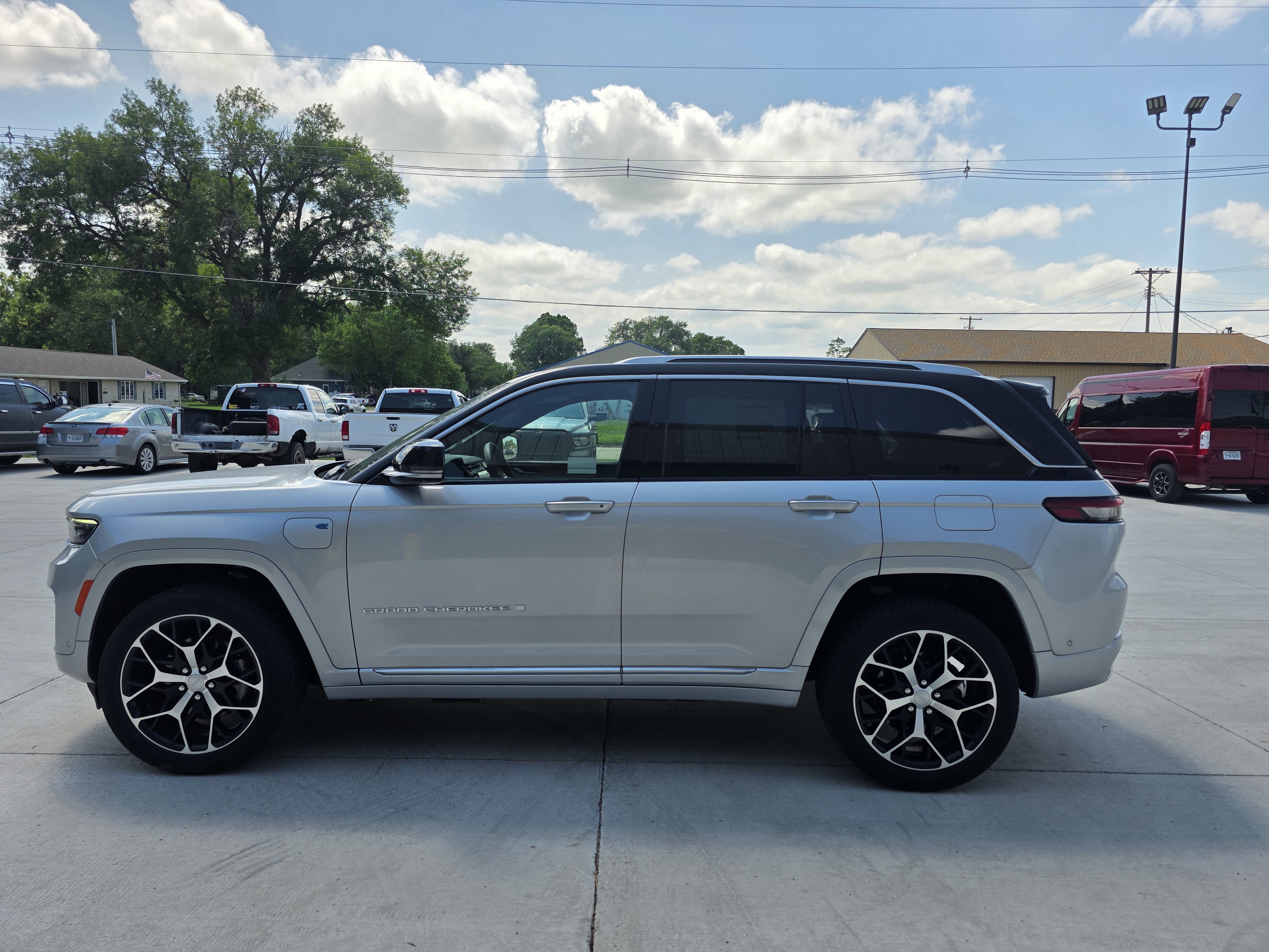 Used 2023 Jeep Grand Cherokee Summit image 4