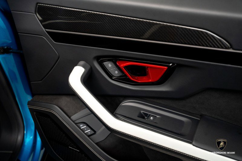 Used 2025 Lamborghini Urus SE image 39