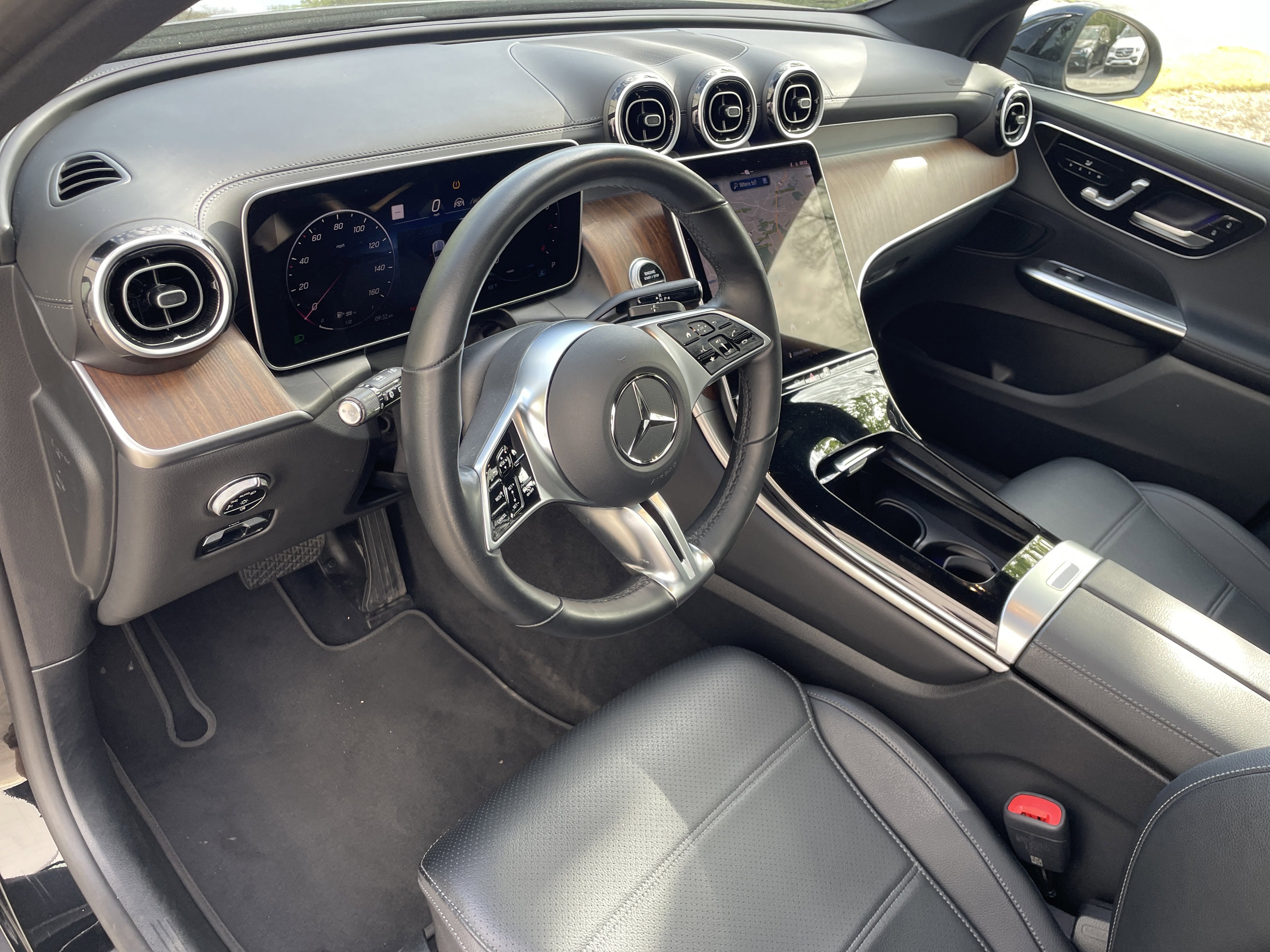 Certified 2025 Mercedes-Benz GLC 300 4MATIC w/ Driver Assistance Package image 21