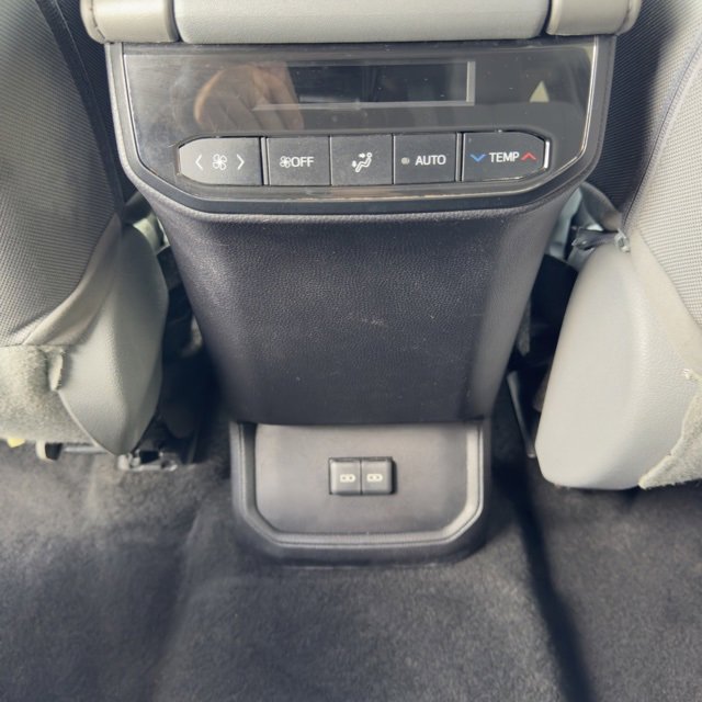 Used 2023 Toyota Highlander L image 17