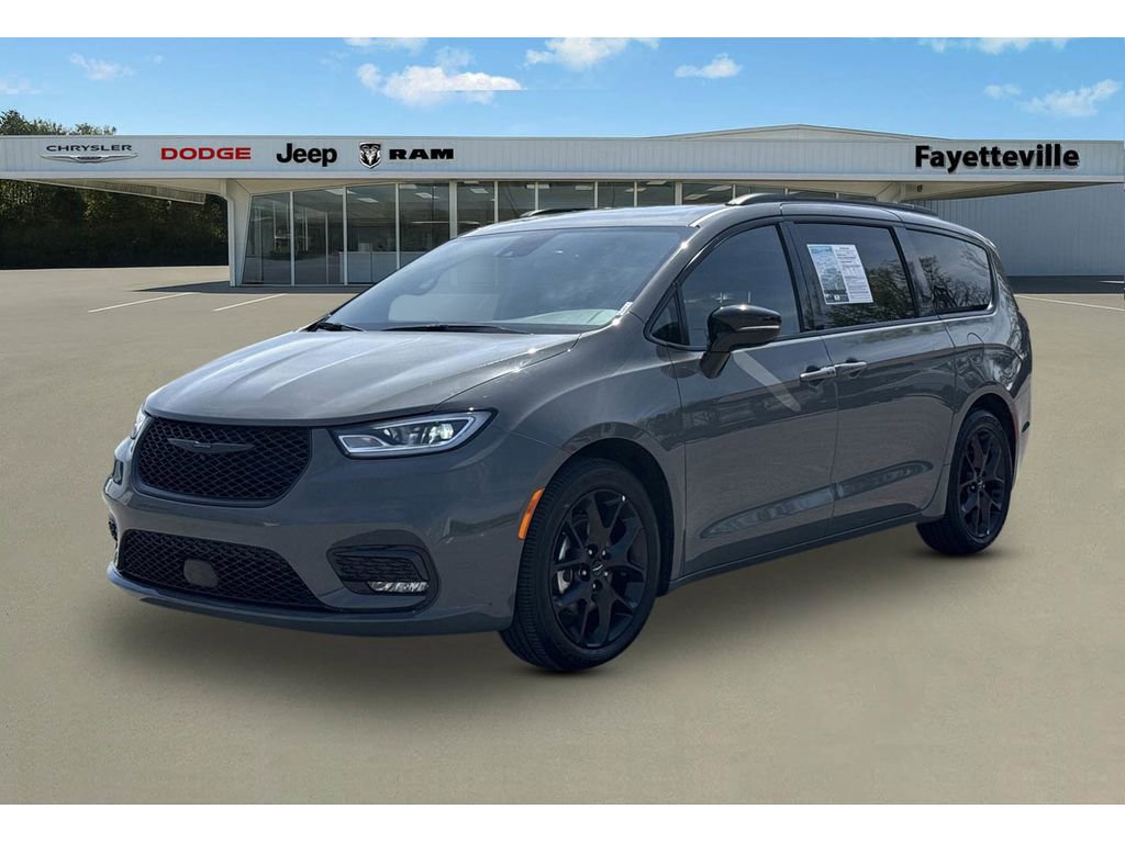 Used 2025 Chrysler Pacifica Limited image 7