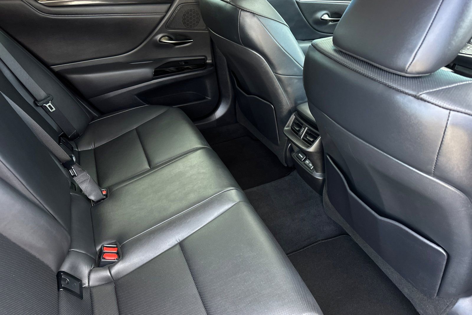 Used 2024 Lexus ES 350 w/ Accessory Package (Z2) image 18