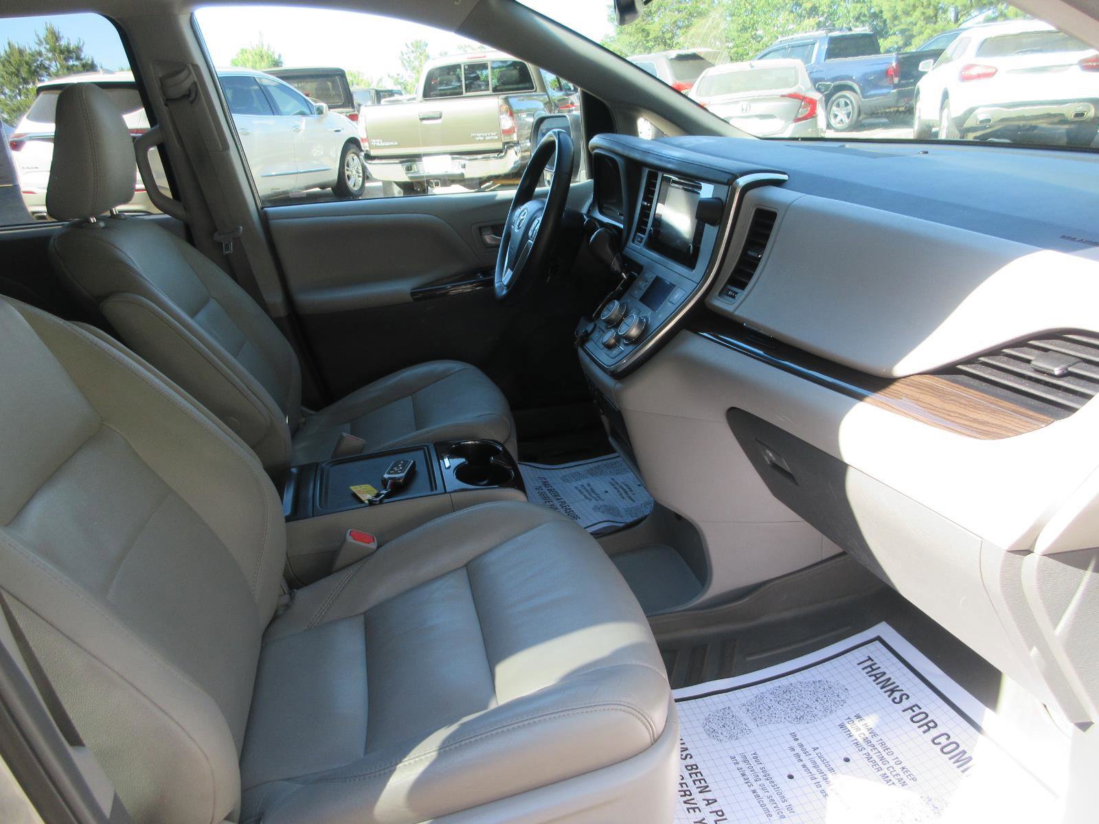 Used 2017 Toyota Sienna XLE FWD image 23